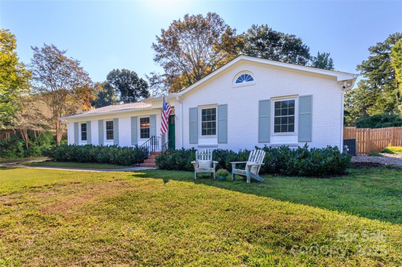 Property image 3 at 1700 Redcoat Drive, Charlotte, NC 28211