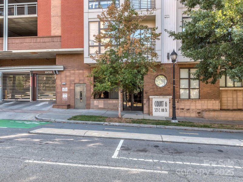 Property image 2 of 525 E Sixth Street in Court 6, Charlotte, NC 28202