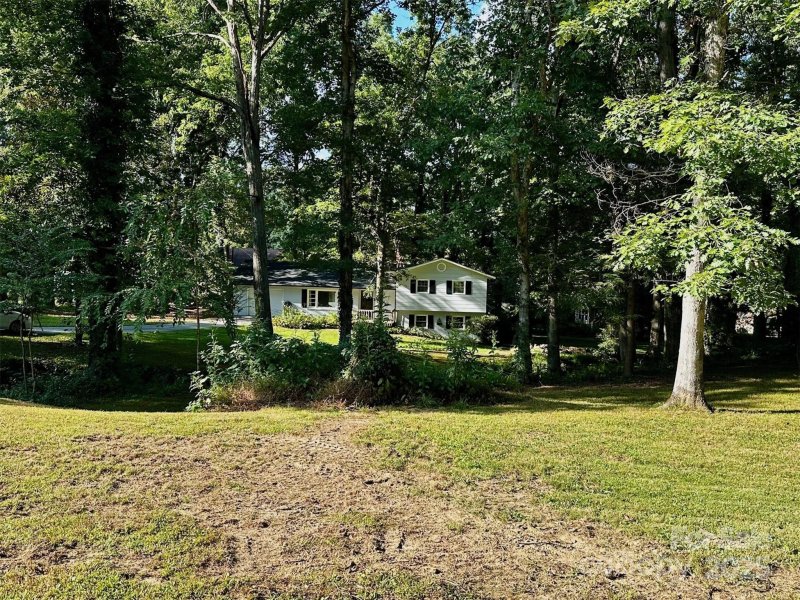 Property image 4 of 3238 Debbie Drive in Stoney Mtn Estates, Hendersonville, NC 28791