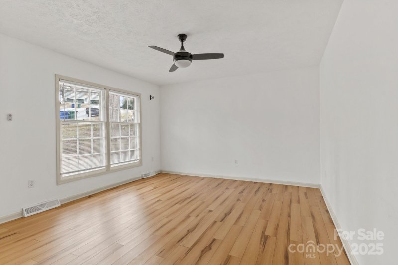 Property image 5 of 14 S Ridge Place in Glen Meadows, Arden, NC 28704