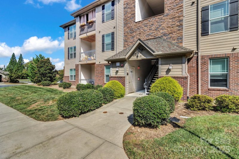 Property image 5 of 91 Brickton Village Circle in Brickton Village, Fletcher, NC 28732