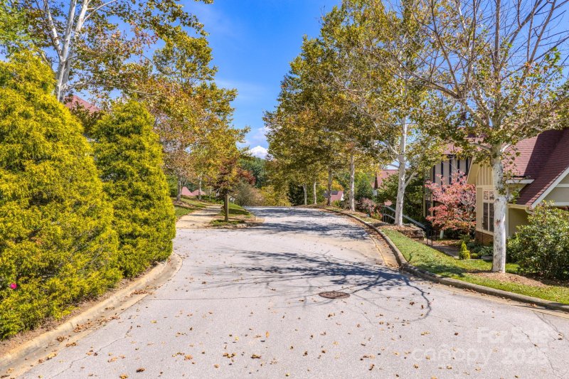 Property image 5 at 10 Trafalgar Circle, Asheville, NC 28805