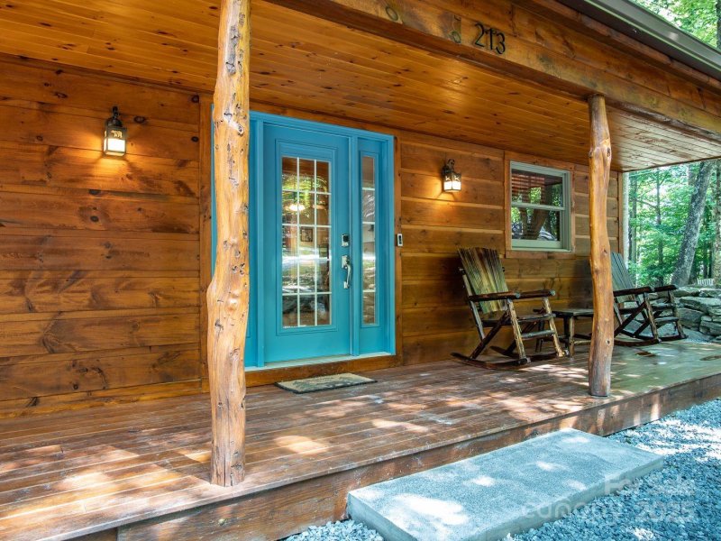 Property image 2 of 213 Rhododendron Drive in Westridge, Beech Mountain, NC 28604