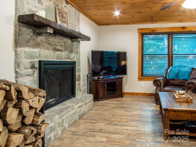 Property image 3 of 213 Rhododendron Drive in Westridge, Beech Mountain, NC 28604