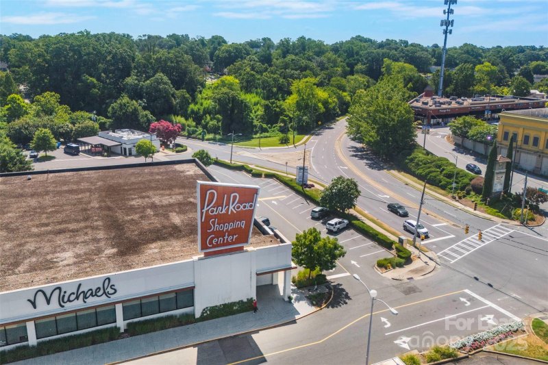 Property image 4 at 1126 E Woodlawn Road, Charlotte, NC 28209