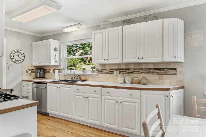 Property image 4 of 393 10th Street Drive in Hillcrest, Hickory, NC 28601