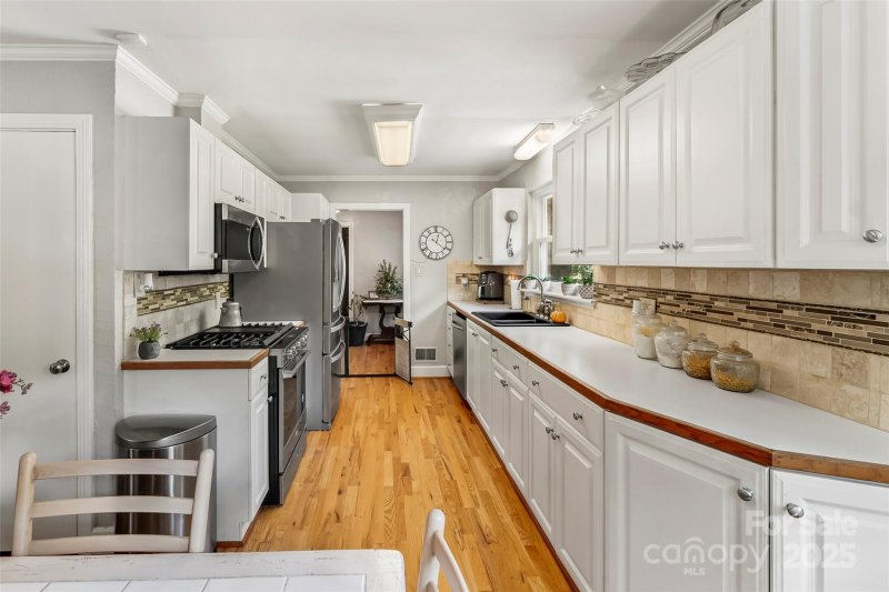 Property image 5 of 393 10th Street Drive in Hillcrest, Hickory, NC 28601