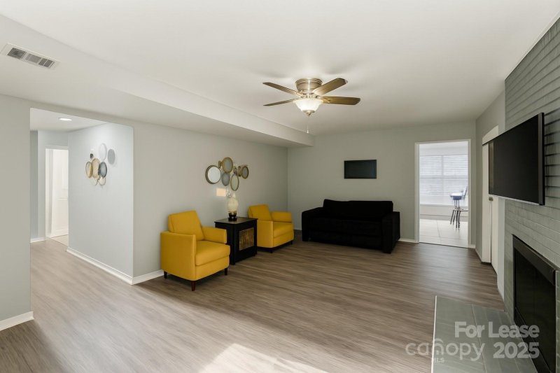 Property image 3 of 9501 Pondside Lane in Faires Farm, Charlotte, NC 28213