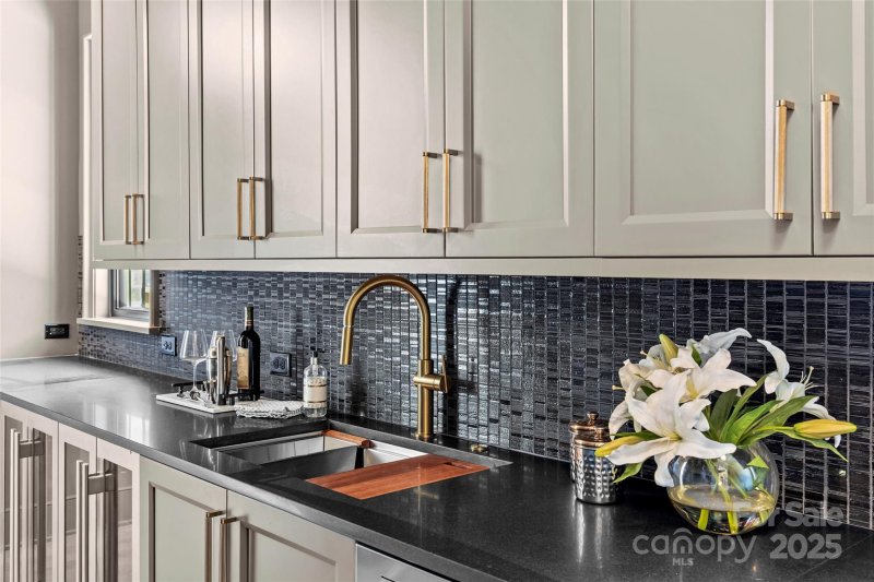 Property image 4 of 1321 Ferncliff Road in Cotswold, Charlotte, NC 28211