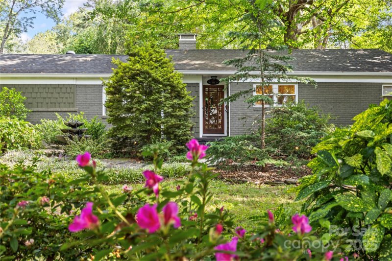 Property image 4 of 1460 Medford Drive in Medford Acres, Charlotte, NC 28205