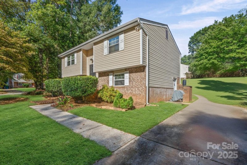 Property image 4 of 8619 Eaglewind Drive in Idlewild South, Charlotte, NC 28212