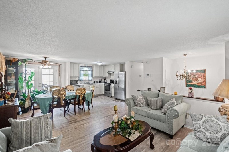 Property image 5 of 8619 Eaglewind Drive in Idlewild South, Charlotte, NC 28212