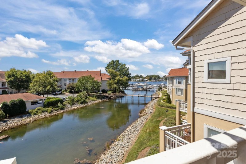 Baybridge, Cornelius Community
