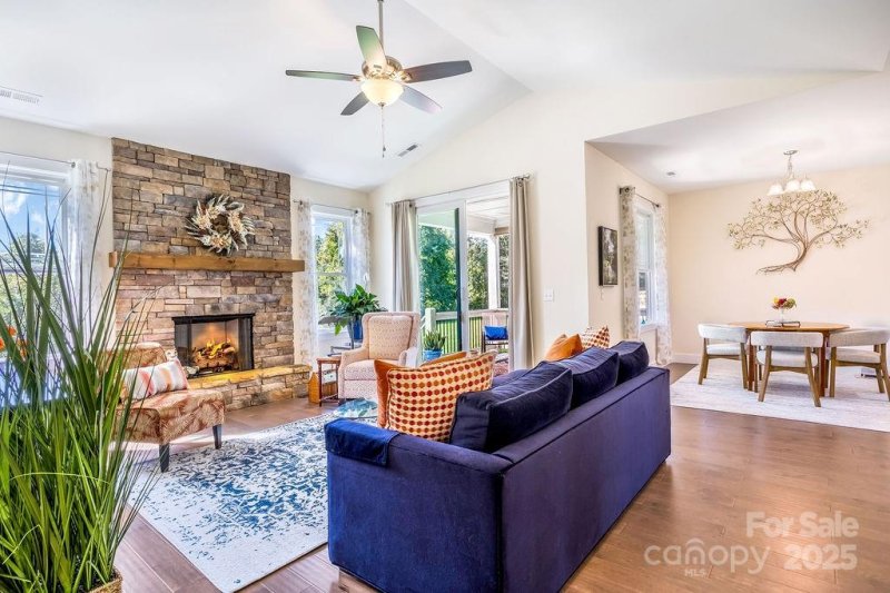 Property image 3 of 376 Windy Acres Knoll Drive in The Cottages at Windy Knoll, Hendersonville, NC 28792