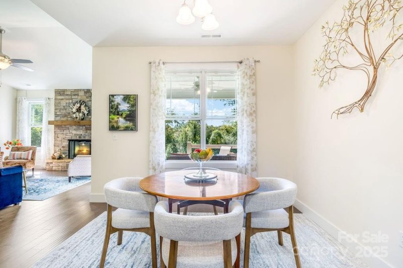 Property image 5 of 376 Windy Acres Knoll Drive in The Cottages at Windy Knoll, Hendersonville, NC 28792