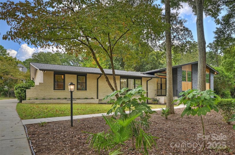 Property image 2 of 823 Wingrave Drive in Lansdowne, Charlotte, NC 28270