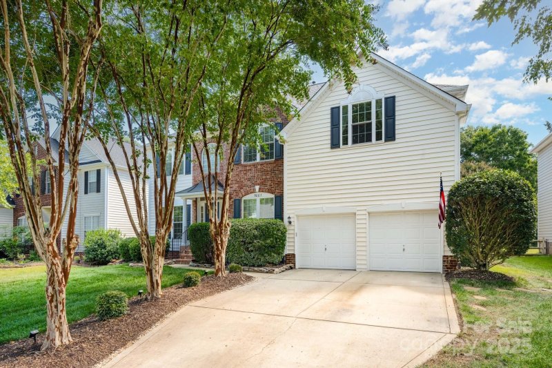 Property image 2 of 9007 Tintinhull Lane in Somerset, Waxhaw, NC 28173