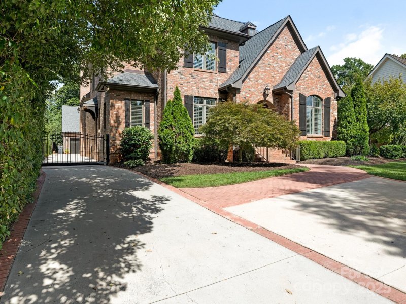 Property image 2 of 2101 Radcliffe Avenue in Myers Park, Charlotte, NC 28207