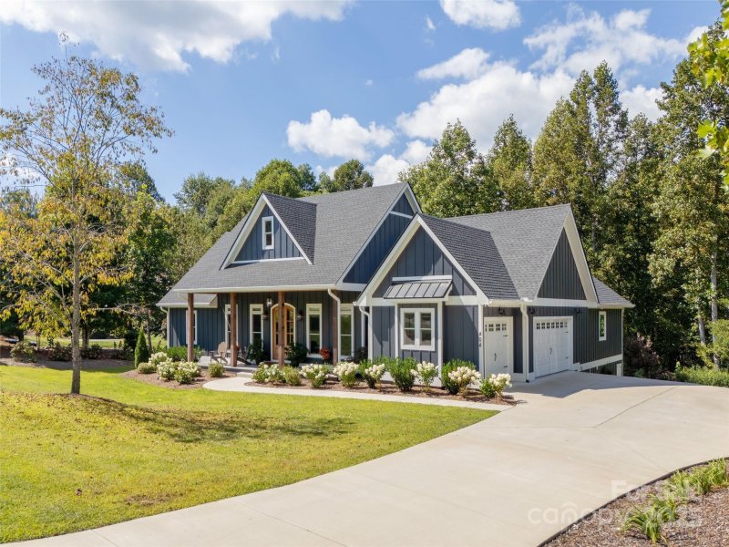 Property image 3 of 404 Summer Orchard Drive in Old Orchard, Hendersonville, NC 28792