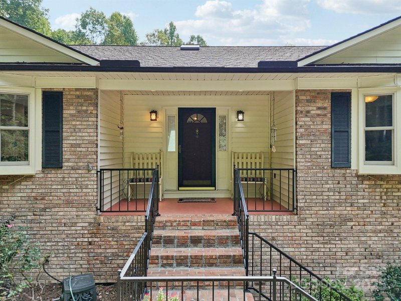 Property image 4 of 439 Deerhaven Lane in Haywood Knolls, Hendersonville, NC 28791