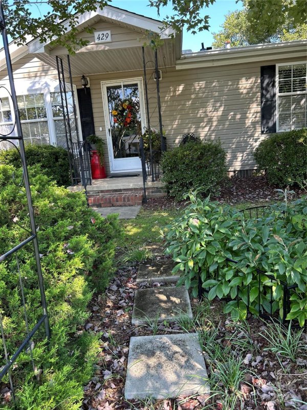 Property image 2 of 429 Riverwind Drive in Riverwind, Hendersonville, NC 28739