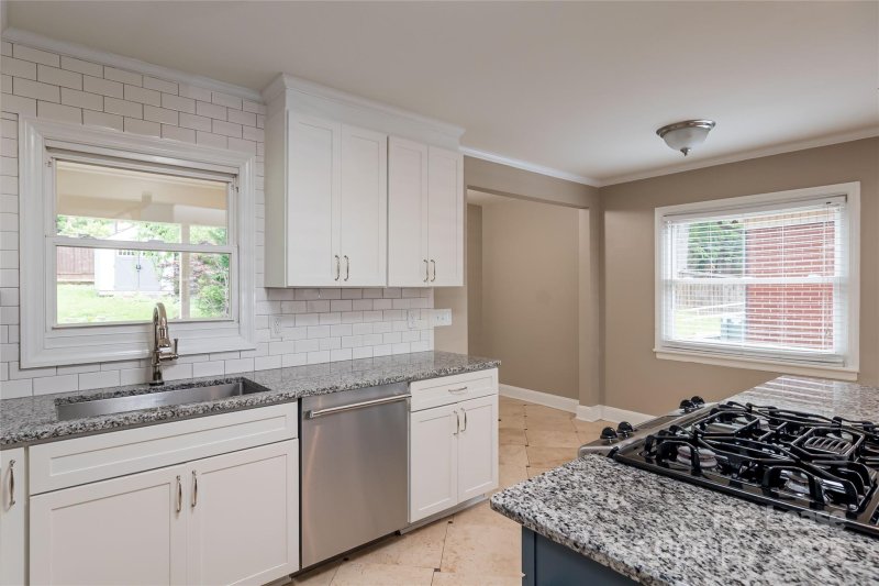 Property image 5 of 550 W Kingston Avenue in Wilmore, Charlotte, NC 28203
