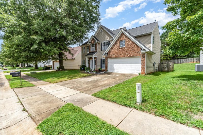 Oakdale, Charlotte Community
