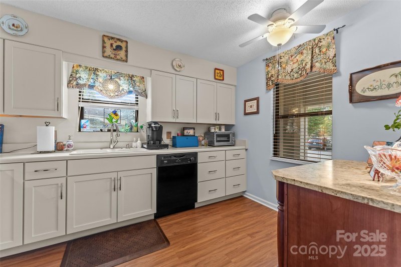 Property image 2 of 106 Abbey Circle in Cloisters, Asheville, NC 28805