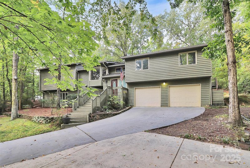 Property image 2 of 16 Woodvine Lane in River Hills, Clover, SC 29710
