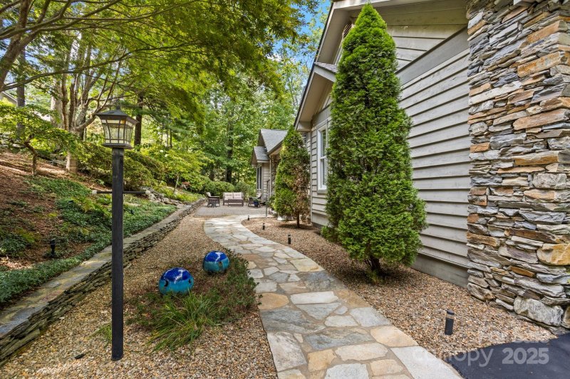 Property image 2 of 516 Overlook Drive in Kenmure, Flat Rock, NC 28731