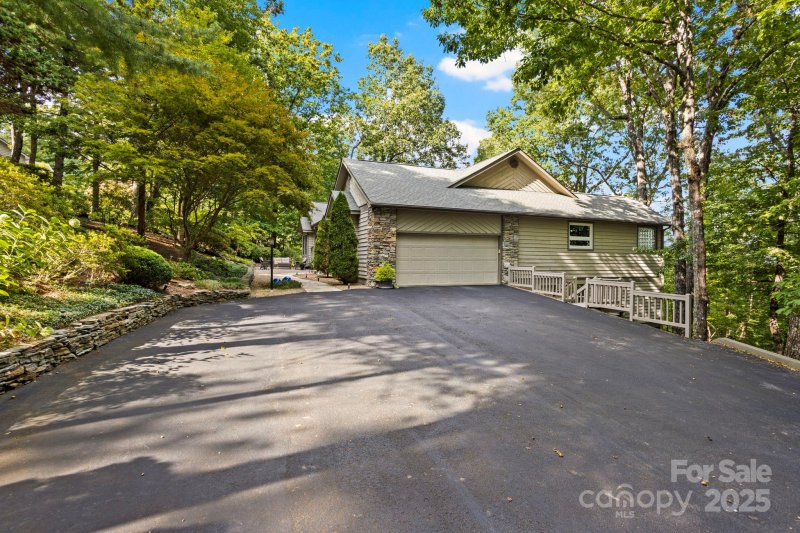 Property image 3 of 516 Overlook Drive in Kenmure, Flat Rock, NC 28731