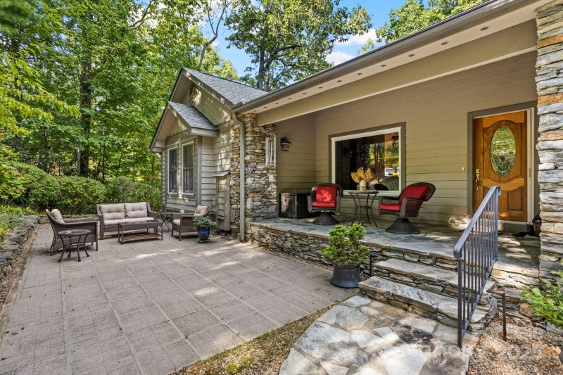 Property image 4 of 516 Overlook Drive in Kenmure, Flat Rock, NC 28731