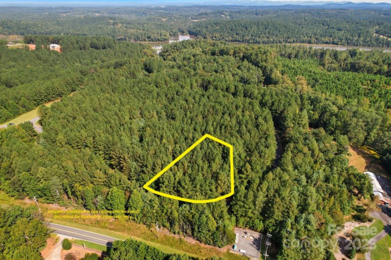 Property image 2 of 130 Hawksbill Lane in Lake Rhodhiss Estates, Morganton, NC 28655