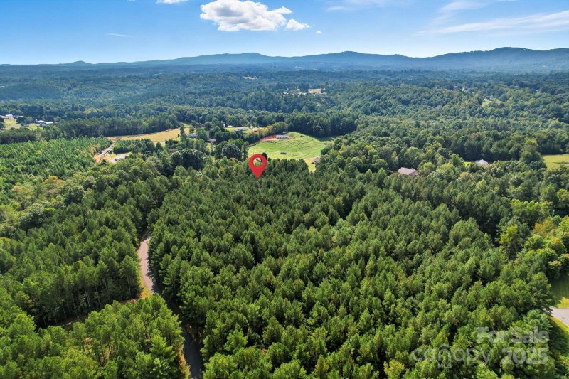 Property image 3 of 130 Hawksbill Lane in Lake Rhodhiss Estates, Morganton, NC 28655