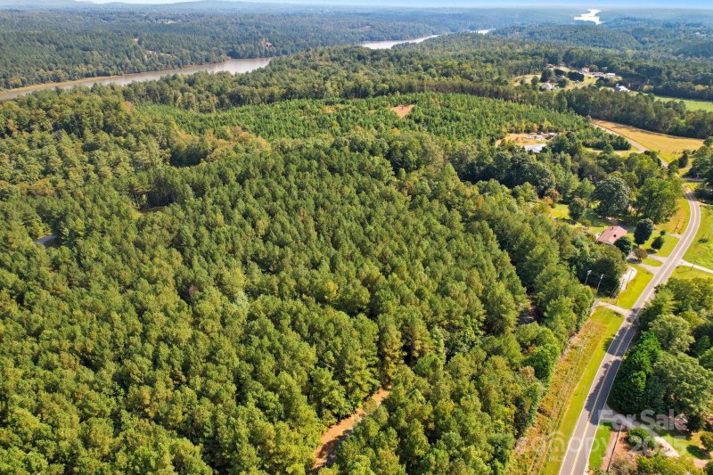 Property image 4 of 130 Hawksbill Lane in Lake Rhodhiss Estates, Morganton, NC 28655