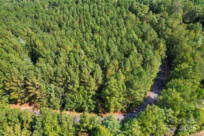 Property image 5 of 130 Hawksbill Lane in Lake Rhodhiss Estates, Morganton, NC 28655