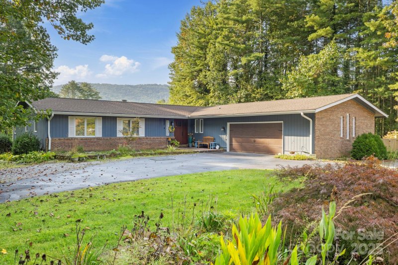 Canarian Estates, Hendersonville Community