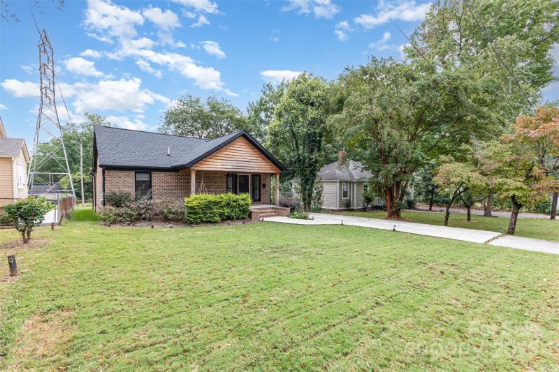 Property image 4 of 2105 Highland Street in Marsh Estates, Charlotte, NC 28208