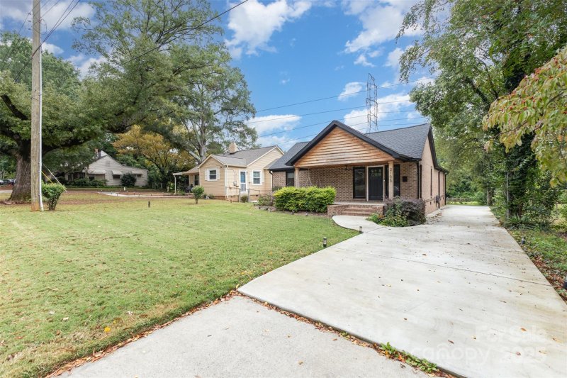 Property image 5 of 2105 Highland Street in Marsh Estates, Charlotte, NC 28208