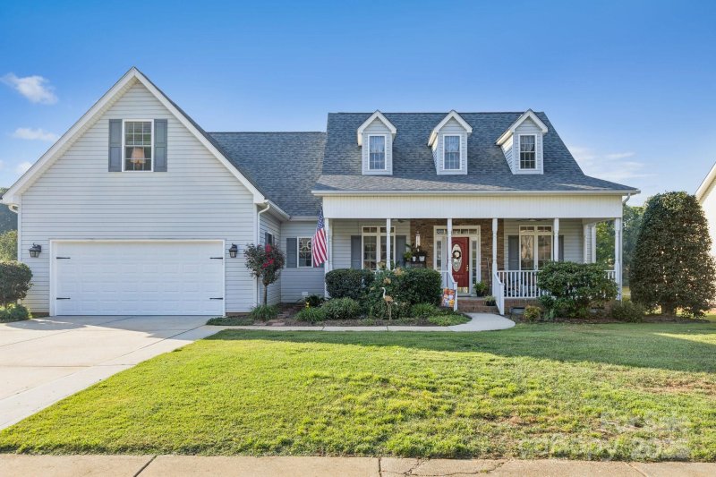 Property image 3 of 1768 Williamsburg Drive in Stoneridge Lakes, Rock Hill, SC 29732