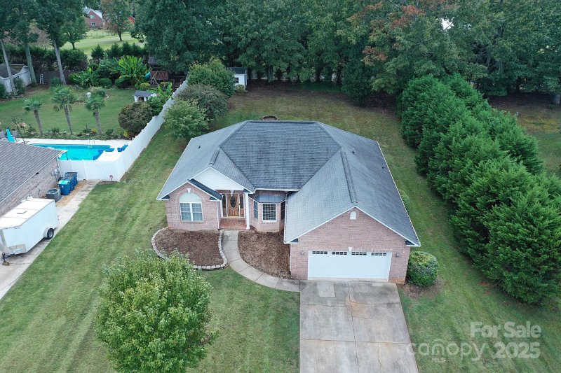 Property image 2 at 1375 Sweetbriar Lane, Hickory, NC 28602