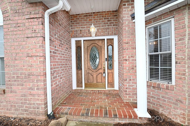 Property image 3 at 1375 Sweetbriar Lane, Hickory, NC 28602