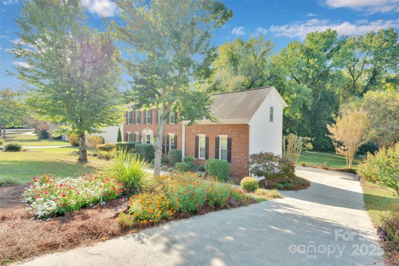 Property image 2 of 209 Whitefriars Lane in Hampton Green, Matthews, NC 28105