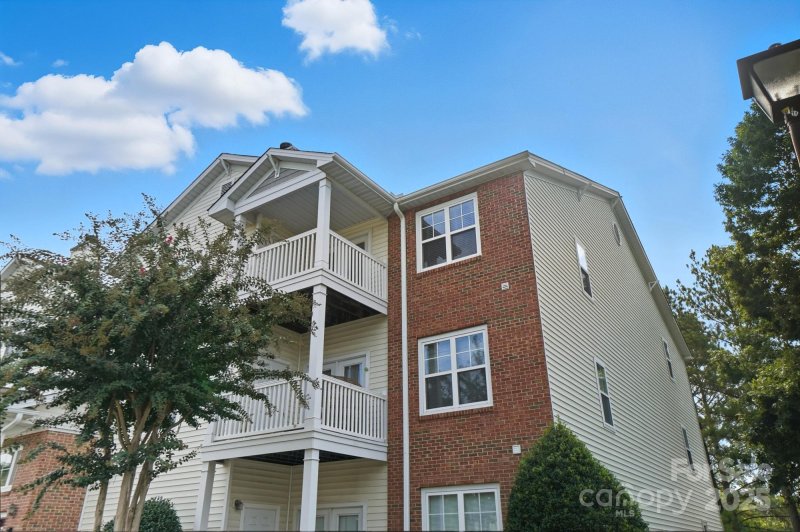 Property image 3 of 10526 Hill Point Court in Hyde Park, Charlotte, NC 28262