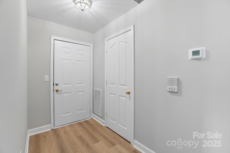 Property image 5 of 10526 Hill Point Court in Hyde Park, Charlotte, NC 28262