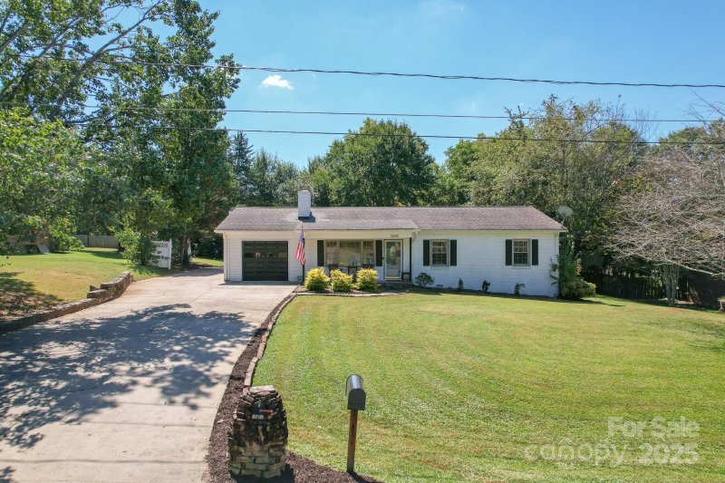 Property image 2 of 5645 Sandhurst Road in Homestead, Hickory, NC 28602