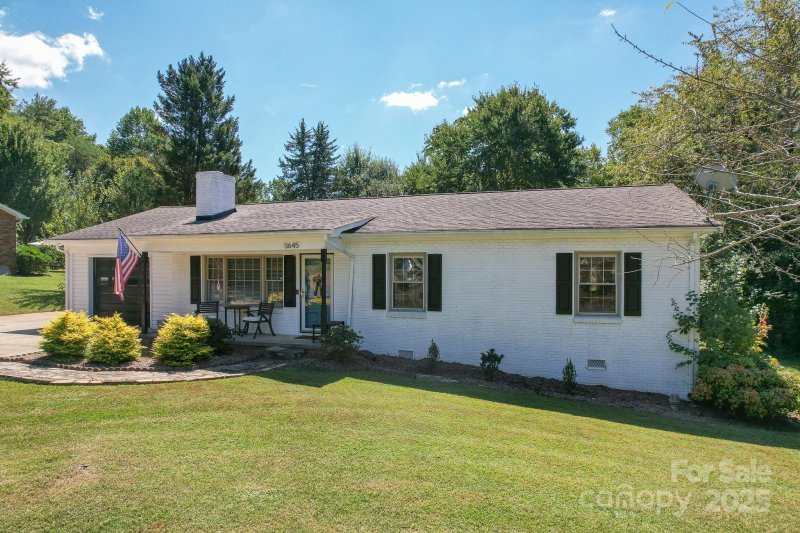 Property image 3 of 5645 Sandhurst Road in Homestead, Hickory, NC 28602