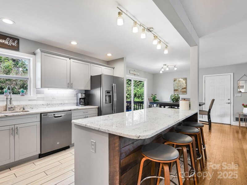 Property image 5 of 402 Balsam Road in Brookland Manor, Hendersonville, NC 28792