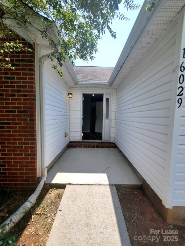 Property image 3 of 16029 Circlegreen Drive in Hamilton Green, Charlotte, NC 28273