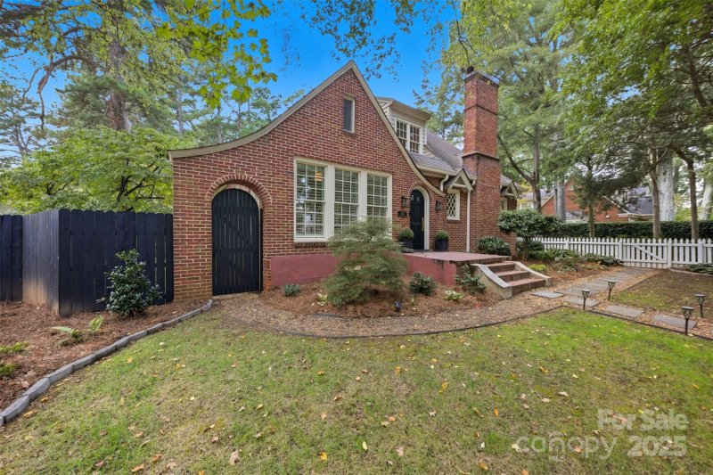 Property image 2 of 1518 Providence Road in Myers Park, Charlotte, NC 28207